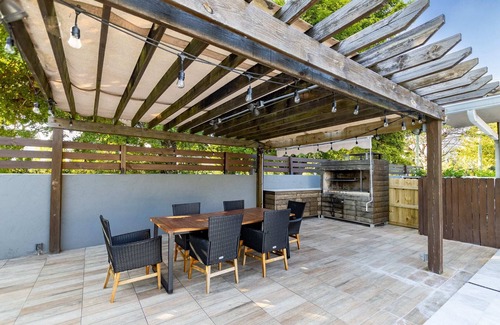 North Miami Beach Villa | Villa w/a Huge Terrace w/Arg Grill+Mini Golf+Billiards & Heated Pool!