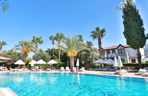 Zeytinlik Villa | Villa w Pool, Garden and Patio by Beach in Kyrenia