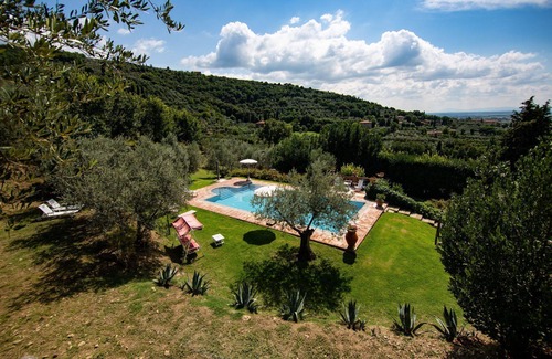 Castiglion Fiorentino Villa | Villa with private pool and tennis court, with the right mix of modern comfort, style and tradition.