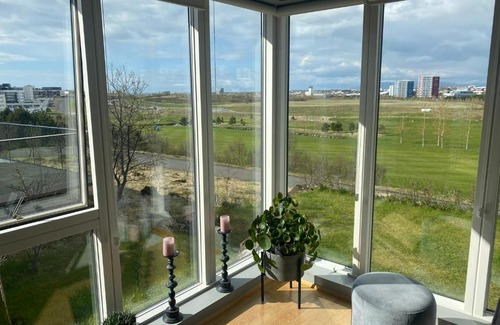 Kopavogur Apartment | Villa with a view (golf course), hot tub and gym