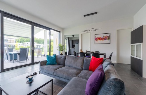 Zeewolde Villa | Villa with covered terrace and jetty on the water