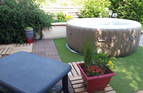 Cahors House | Villa with garden in residential area