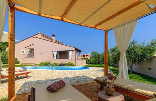 Loborika Cabin | Villa with large garden and pool, ideal for 8 people, only 10 minutes from Pula