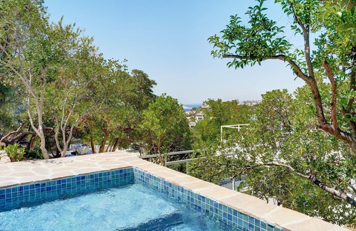 Roucas-Blanc Villa | Villa with large plot and pool overlooking the sea