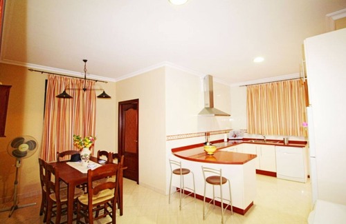 Mairena del Alcor Villa | Villa with pool, free Wi-Fi, billiards, BBQ and table football 12 minutes from Seville