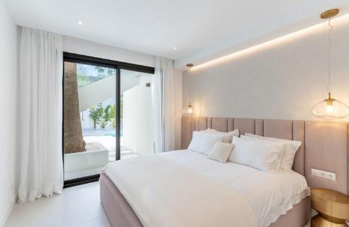 Urbanizacion Pinos Verdes Villa | Villa with Panoramic Sea Views in Marbesa