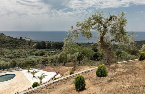 Megalos Prinos Villa | villa with pool and jacuzzi