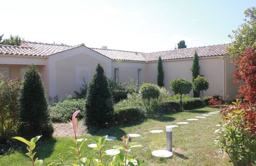 Saint Rogatien Villa | Villa with pool, in a park, quiet area, 6 people, 3 bedrooms