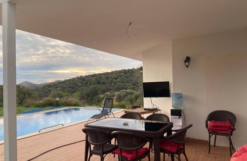 Dagbelen Villa | Villa With Pool