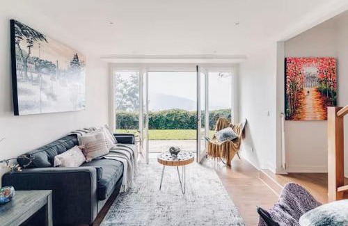 Kalorama Villa | Villa with Spa and Breathtaking Views of Dandenong Ranges