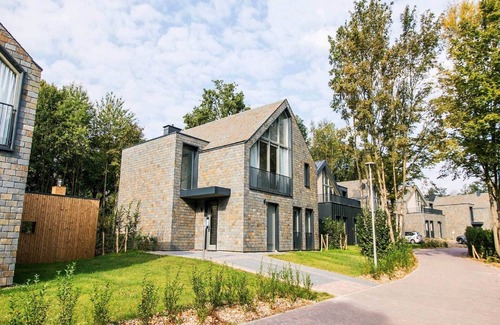 Maastricht House | Villa with view of pond near Maastricht