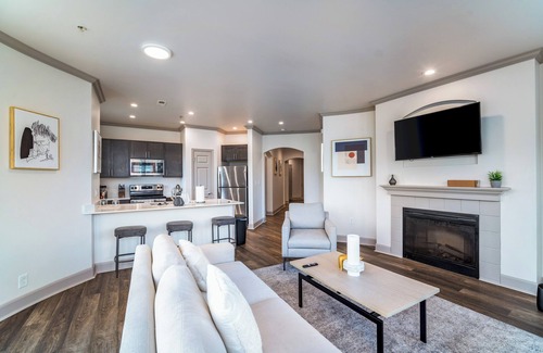 Corryville Apartment | Village 2BD 7 - Two Bedroom Apartment, Sleeps 4