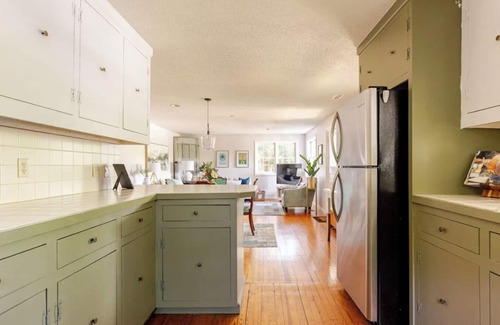 Blowing Rock House | Village Charm Cottage: Steps from Shops, Eats & Play in Blowing Rock