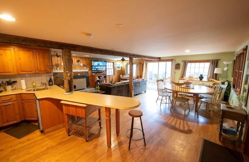 Cavendish House | Village Home with 15 acre backyard on the river