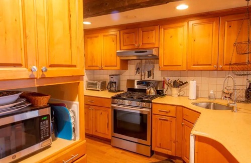 Cavendish House | Village Home with 15 acre backyard on the river