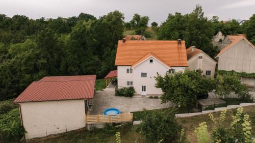 Canton 10 Ski Chalet | Village House Akar