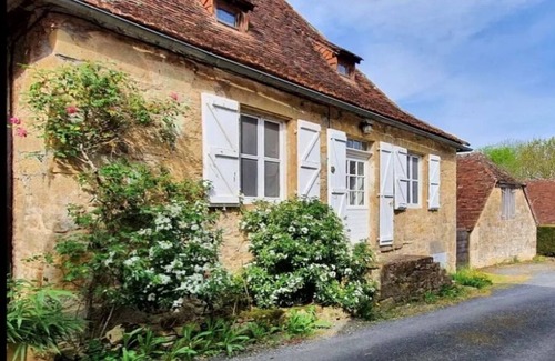 Cavagnac House | Village house. Swimming pool. Charming. Calm. Rocamadour-Padirac region. Calm.