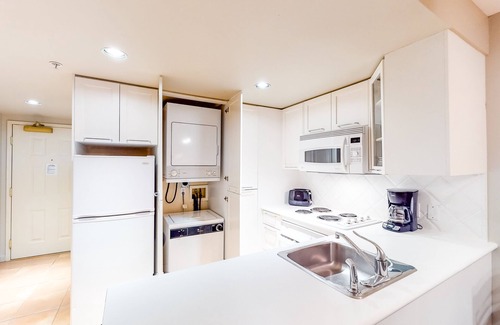 Whistler Village Apartment | Village studio with jetted tub & fireplace - walk to lifts & golf