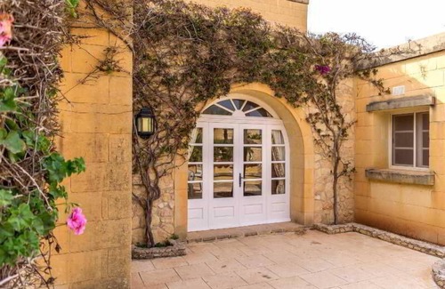 Ta' Għammar Hotel | Villagg Tal Fanal