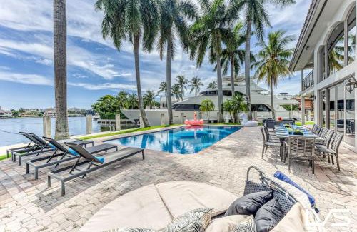 Sunrise Key House | VillaKey- LUXE Waterfront Villa 5Min to Beach