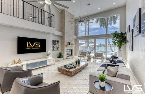 Sunrise Key House | VillaKey- LUXE Waterfront Villa 5Min to Beach