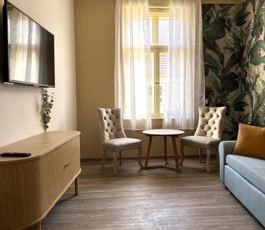 Burg Apartment | VillaKrocker - ElbeRadweg trifft WandKunstwerk