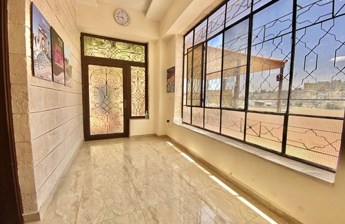 Amman Apartment | VillaMira GuestHouse: Living in the Heart of the City Apt. 3/Rainbow St.