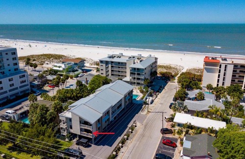 Clearwater Beach Apartment | Villas of Clearwater Beach 4B Steps from the Beach