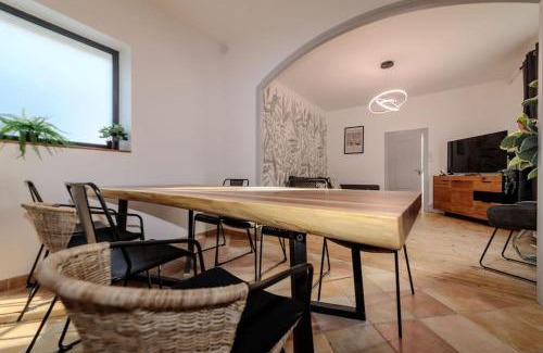 Vallieres House | VILLE ET VOLCANS - Maison 9 couchages avec garage et extérieur