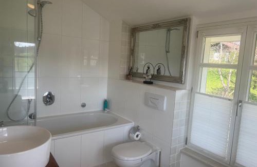 Oberdorla House | Villenzimmer mit eigenem Bad, Kunst und Aussicht