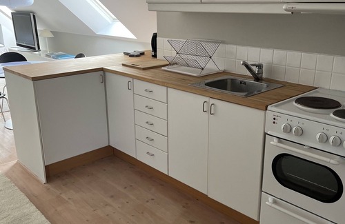 Bastad Apartment | Vindsvåning på Gård med Utsikt Över Fält och hav