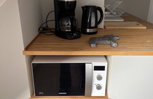 Bastad Apartment | Vindsvåning på Gård med Utsikt Över Fält och hav