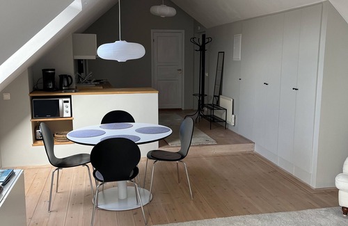 Bastad Apartment | Vindsvåning på Gård med Utsikt Över Fält och hav