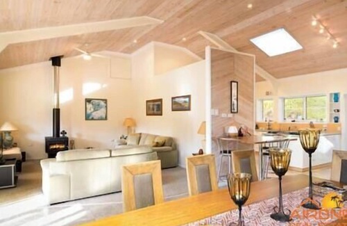 Ravenshoe House | Vine Creek Cottage- private & secluded getaway