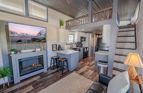 Fredericksburg Cottage | Vine Time - 098
