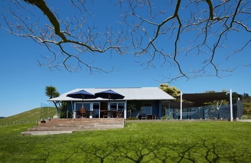 Haumoana Apartment | Vineyard Apartment - vines, wine and wide Pacific Ocean sea-views!