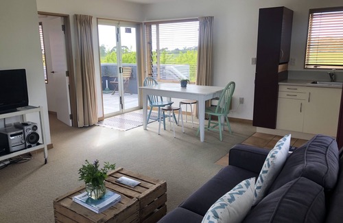 Haumoana Apartment | Vineyard Apartment - vines, wine and wide Pacific Ocean sea-views!