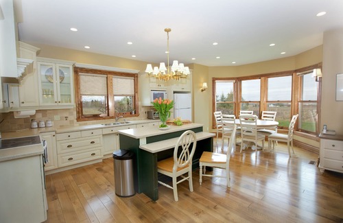 Beamsville House | Vineyard Estate House In Niagara