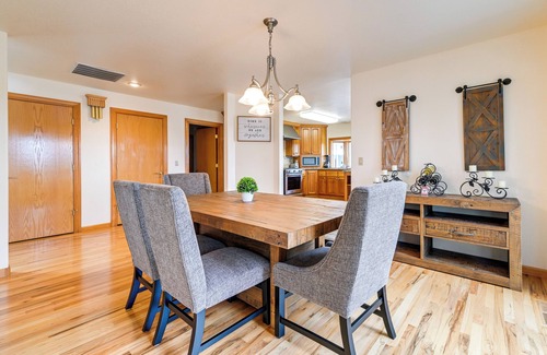 Oakland House | Vineyard Farmhouse in Oakland w/Hot Tub!