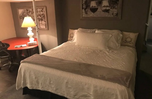 Niagara-on-the-Lake Bed & Breakfast | Vineyard Haven in the heart of Niagara on the Lake.