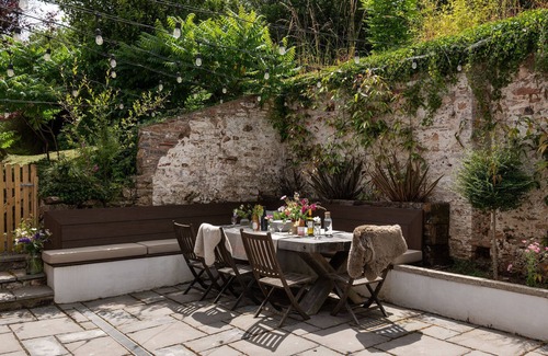 Stoke Gabriel House | Vineyard House - a house that sleeps 8 guests in 4 bedrooms