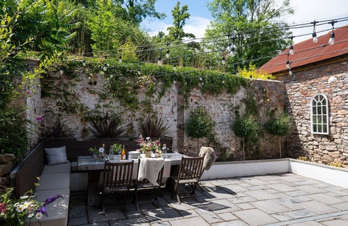 Stoke Gabriel House | Vineyard House - a house that sleeps 8 guests in 4 bedrooms