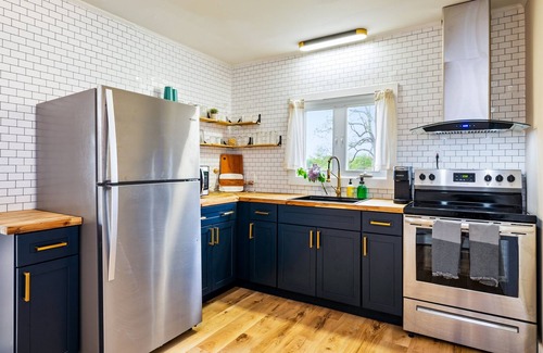 Lakemont House | Vineyard & Lake Views | Newly Remodeled | Pet Friendly