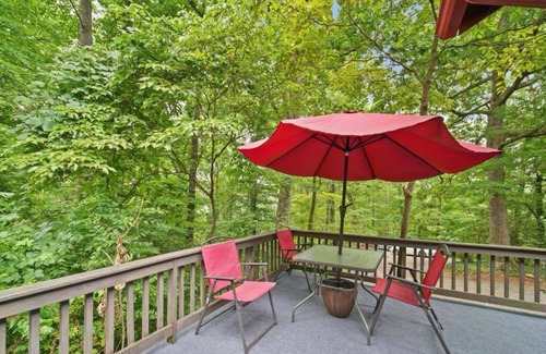 Lynn House | Vineyard Mountain Cottage on 7 Acres - Private yet Close to Town!