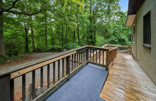 Lynn House | Vineyard Mountain Cottage on 7 Acres - Private yet Close to Town!