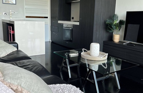 St Kilda Apartment | "Vineyard" - Pearl Apartments St Kilda