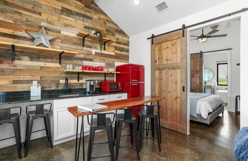 Fredericksburg House | Vineyard views~Fire Pit~Longhorns~Ping Pong~Golf