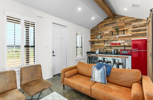 Fredericksburg House | Vineyard views~Fire Pit~Longhorns~Ping Pong~Golf