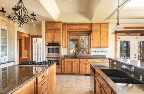 Clinton Villa | Vineyard Villa + Guesthouse/Swim Spa +Hot tub With A/C