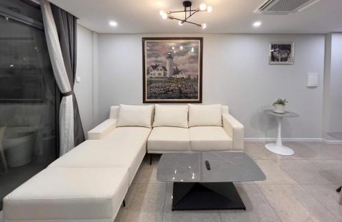 District 4 Apartment | Vinh Hoi Apartment Free one way airport pick up from TSN Airport